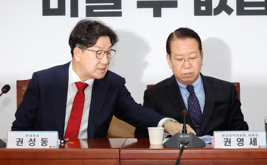 국민의힘 권영세(오른쪽부터) 비상대책위원장과 권성동 원내대표가 3일 국회 본청에서 열린 당 비상대책위원회의에서 대화하고 있다.<연합뉴스 사진>